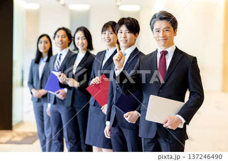 オフィスに並ぶビジネスマン オフィスに並ぶビジネスマン 137246490