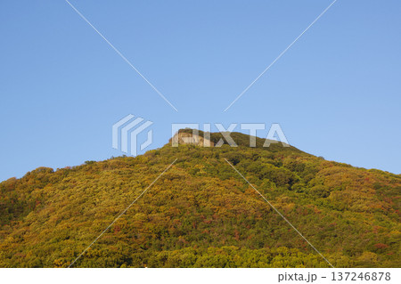 香川県豊島の山の風景 137246878