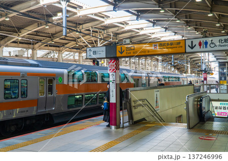 東京 武蔵境駅下りホーム グリーン車 東京 武蔵境駅下りホーム グリーン車 137246996
