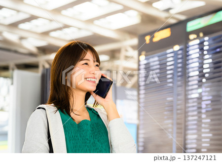 空港で電話する女性 ■撮影協力：関西国際空港（KIX） 137247121