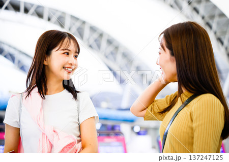 空港で会話する女性二人 ■撮影協力:関西国際空港(KIX) 空港で会話する女性二人 ■撮影協力:関西国際空港(KIX) 137247125
