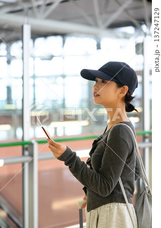 空港でパスポートを持つ女性 ■撮影協力:関西国際空港(KIX) 空港でパスポートを持つ女性 ■撮影協力:関西国際空港(KIX) 137247129