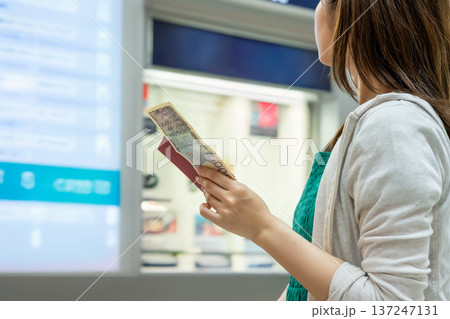 空港で書類と現金を所持 ■撮影協力:関西国際空港(KIX) 空港で書類と現金を所持 ■撮影協力:関西国際空港(KIX) 137247131