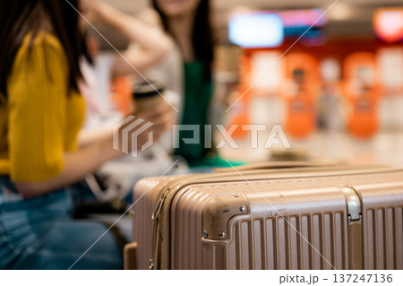 空港での待機と荷物 ■撮影協力:関西国際空港(KIX) 空港での待機と荷物 ■撮影協力:関西国際空港(KIX) 137247136