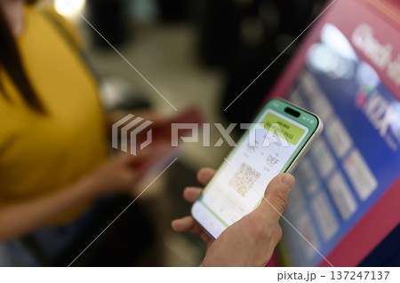 スマホで搭乗券提示 ■撮影協力:関西国際空港(KIX) スマホで搭乗券提示 ■撮影協力:関西国際空港(KIX) 137247137