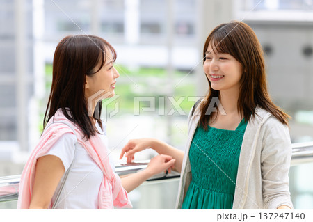 空港で会話する女性二人 ■撮影協力：関西国際空港（KIX） 137247140