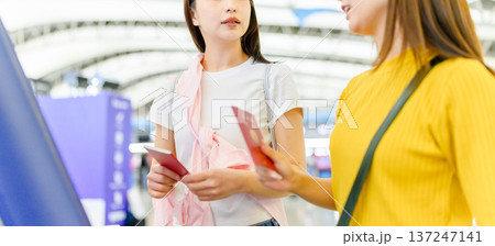 空港での搭乗手続き確認 ■撮影協力：関西国際空港（KIX） 137247141