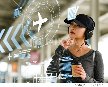 ARで情報確認する女性 ■撮影協力：関西国際空港（KIX） 137247148