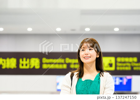 空港で出発を待つ女性 ■撮影協力:関西国際空港(KIX) 空港で出発を待つ女性 ■撮影協力:関西国際空港(KIX) 137247150