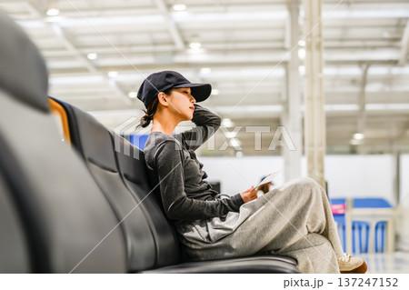 空港で待つ女性 ■撮影協力：関西国際空港（KIX） 137247152