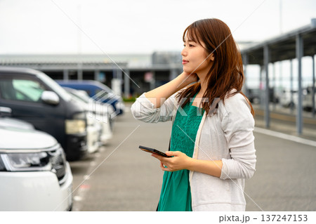 駐車場で待つ女性 ■撮影協力:関西国際空港(KIX) 駐車場で待つ女性 ■撮影協力:関西国際空港(KIX) 137247153