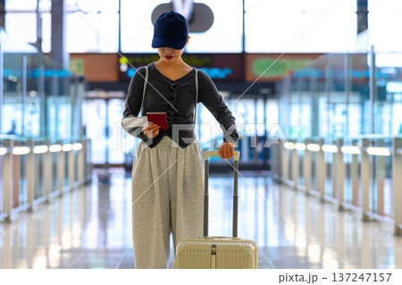 空港で搭乗券確認 ■撮影協力：関西国際空港（KIX） 137247157