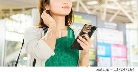駅でスマホを持つ女性 ■撮影協力：関西国際空港（KIX） 137247164