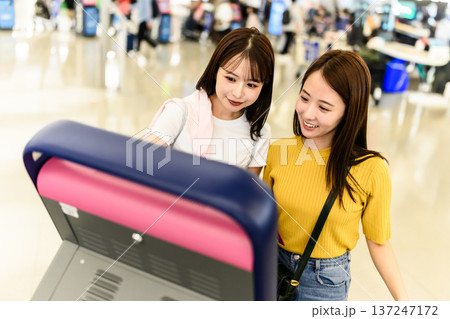 空港で自動チェックイン ■撮影協力：関西国際空港（KIX） 137247172