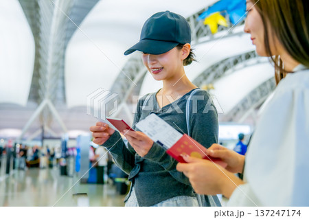空港で書類確認する女性 ■撮影協力：関西国際空港（KIX） 137247174