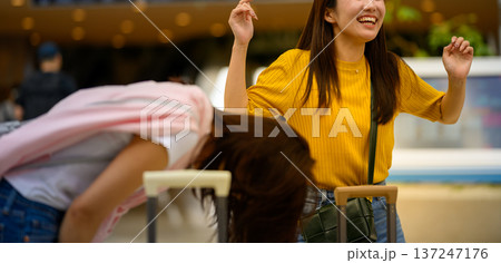 空港で喜ぶ女性二人 ■撮影協力：関西国際空港（KIX） 137247176
