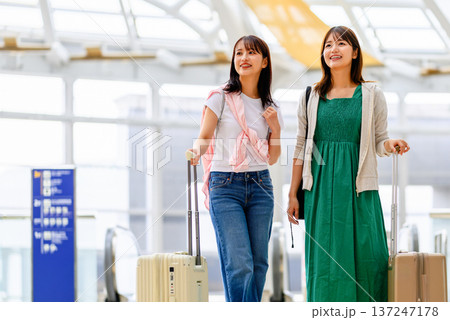 空港で旅行を楽しむ女性二人 ■撮影協力：関西国際空港（KIX） 137247178
