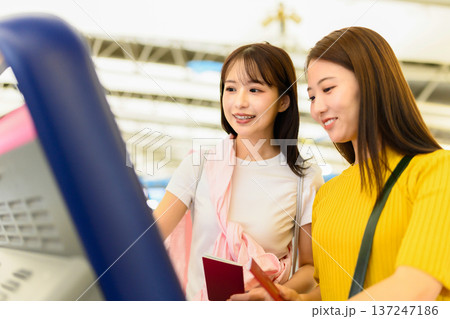 空港で自動手続きする女性二人 ■撮影協力:関西国際空港(KIX) 空港で自動手続きする女性二人 ■撮影協力:関西国際空港(KIX) 137247186