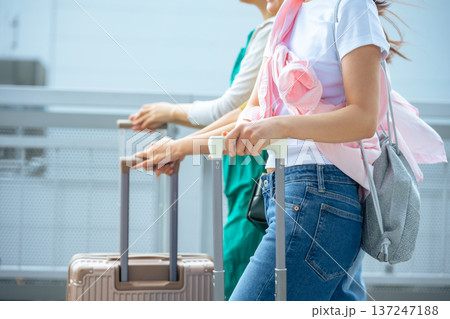 女性二人、旅行準備中 ■撮影協力：関西国際空港（KIX） 137247188