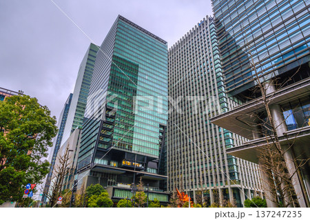 日本の東京都市景観暗雲…。日本経済の憂鬱…雨の大手町…=令和8年3月3日 日本の東京都市景観暗雲…。日本経済の憂鬱…雨の大手町…=令和8年3月3日 137247235