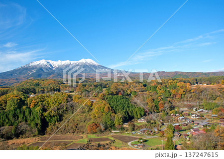 快晴の下、御嶽山展望台から望む冠雪の御嶽山と紅葉真っ盛りの開田高原 快晴の下、御嶽山展望台から望む冠雪の御嶽山と紅葉真っ盛りの開田高原 137247615