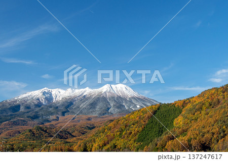 快晴の下、御嶽山展望台から望む冠雪の御嶽山と紅葉真っ盛りの開田高原 137247617