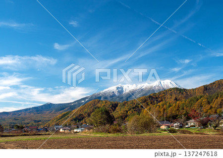 快晴の下、開田高原西野から望む冠雪の御嶽山と紅葉 快晴の下、開田高原西野から望む冠雪の御嶽山と紅葉 137247618