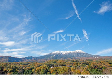 快晴の下、御嶽山展望台から望む冠雪の御嶽山と紅葉真っ盛りの開田高原 快晴の下、御嶽山展望台から望む冠雪の御嶽山と紅葉真っ盛りの開田高原 137247620