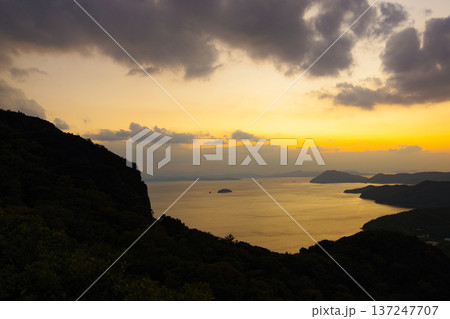 碁石山から望む小豆島の夕景 碁石山から望む小豆島の夕景 137247707