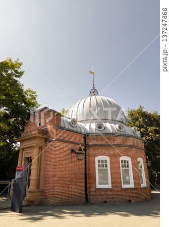 The Greenwich Foot Tunnel is a historic pedestrian artery running beneath the River Thames, seamlessly connecting Greenwich on the south bank with Millwall on the north. 137247868