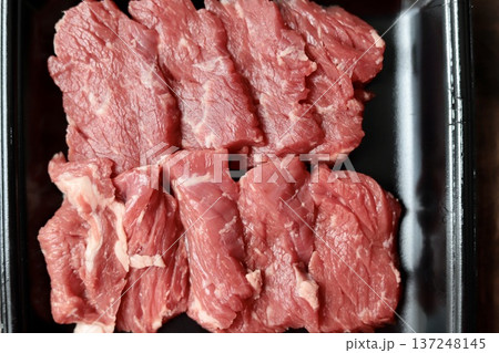 食品トレーの上の焼肉用のオーストラリア産牛バラカルビ 食品トレーの上の焼肉用のオーストラリア産牛バラカルビ 137248145