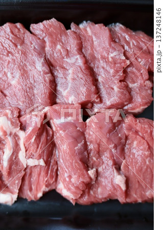 食品トレーの上の焼肉用のオーストラリア産牛バラカルビ 137248146
