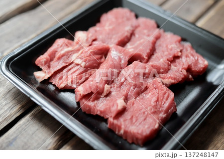 食品トレーの上の焼肉用のオーストラリア産牛バラカルビ 137248147