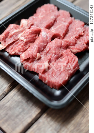 食品トレーの上の焼肉用のオーストラリア産牛バラカルビ 137248148