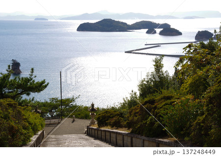 小豆島の富丘八幡神社から瀬戸内海を望む。 小豆島の富丘八幡神社から瀬戸内海を望む。 137248449