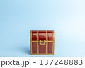 水色背景に置かれた赤い宝箱 137248883