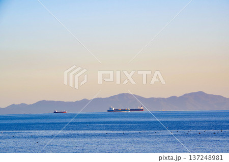 船が航行する海の風景 船が航行する海の風景 137248981