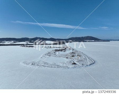 冬のサロマ湖 キムアネップ岬 雪原空撮写真 137249336