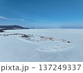 冬のサロマ湖 キムアネップ岬 雪原空撮写真 137249337