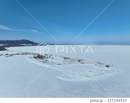 冬のサロマ湖 キムアネップ岬 雪原空撮写真 137249337