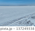 冬のサロマ湖 キムアネップ岬 雪原空撮写真 137249338