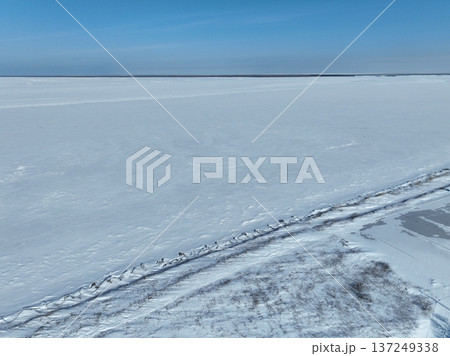 冬のサロマ湖 キムアネップ岬 雪原空撮写真 137249338