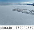 冬のサロマ湖 キムアネップ岬 雪原空撮写真 137249339