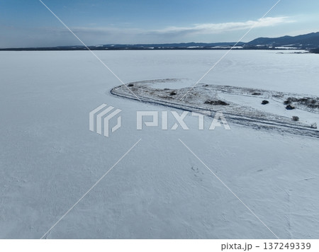 冬のサロマ湖 キムアネップ岬 雪原空撮写真 137249339