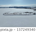 冬のサロマ湖 キムアネップ岬 雪原空撮写真 137249340