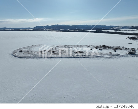 冬のサロマ湖 キムアネップ岬 雪原空撮写真 137249340