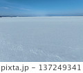 冬のサロマ湖 キムアネップ岬 雪原空撮写真 137249341