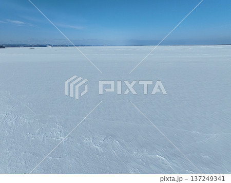 冬のサロマ湖 キムアネップ岬 雪原空撮写真 137249341