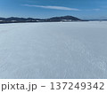 冬のサロマ湖 キムアネップ岬 雪原空撮写真 137249342