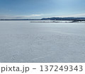 冬のサロマ湖 キムアネップ岬 雪原空撮写真 137249343